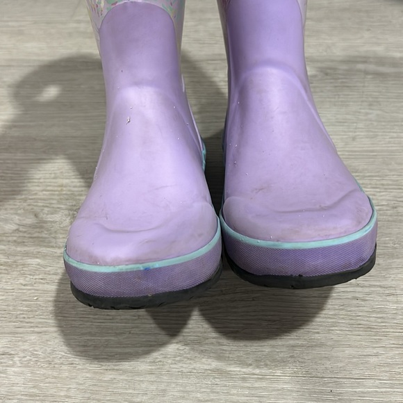 Bogs tie dye splatter rain boots in purple 3Y - Picture 8 of 13